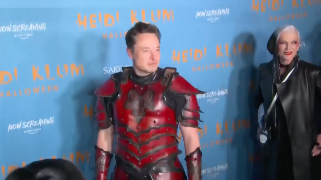 แห่แชร์ยกใหญ่!! ‘ไฮดี้ คลุม’ ลุคหนอนแอปเปิ้ลรับฮาโลวีน ‘อีลอน มัสก์’ ร่วมปาร์ตี้ แห่แชร์ยกใหญ่!! ‘ไฮดี้ คลุม’ ลุคหนอนแอปเปิ้ลรับฮาโลวีน ‘อีลอน มัสก์’ ร่วมปาร์ตี้