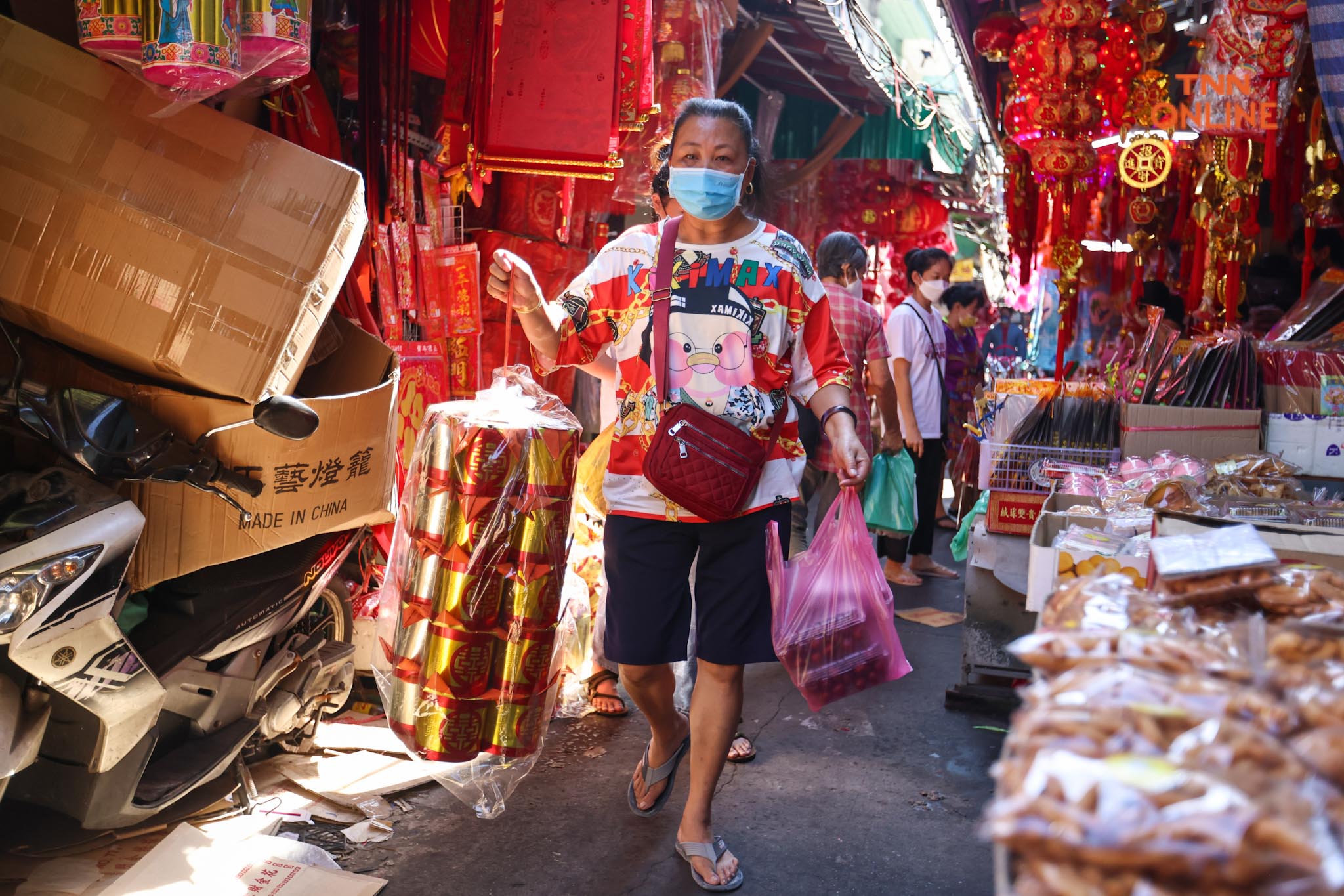 วันจ่ายเยาวราชคึกคัก ชาวไทยเชื้อสายจีนเลือกซื้อของไหว้ตรุษจีน วันจ่ายเยาวราชคึกคัก ชาวไทยเชื้อสายจีนเลือกซื้อของไหว้ตรุษจีน