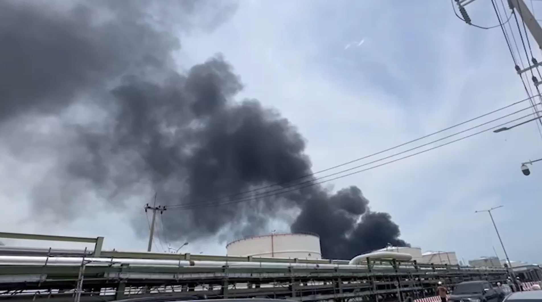 ไฟไหม้ถังสารเคมี! ล่าสุดควันยังลอยเต็มท้องฟ้า มีผู้บาดเจ็บแล้ว 4 ราย