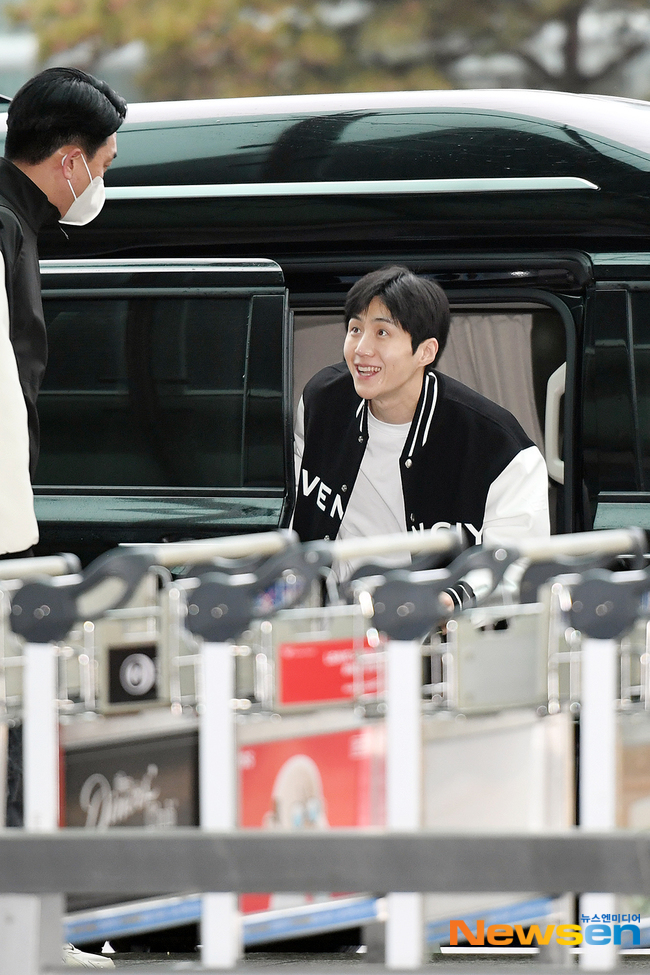 ออกเดินทางแล้ว!! ส่องแอร์พอร์ตลุค 'คิมซอนโฮ' ก่อนลัดฟ้าสู่เมืองไทย จัดแฟนมีตครั้งแรก