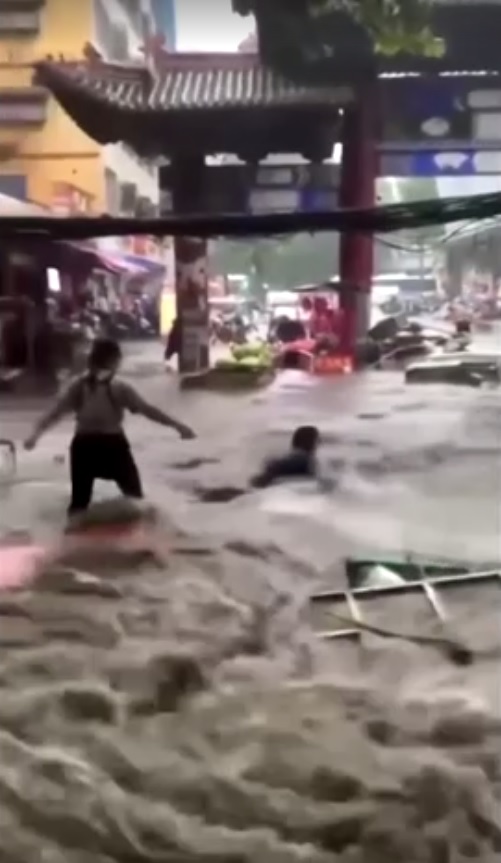 ภาพวินาทีชีวิต! กระแสน้ำท่วมไหลเชี่ยวซัด คน-สิ่งของ กระจัดกระจาย ภาพวินาทีชีวิต! กระแสน้ำท่วมไหลเชี่ยวซัด คน-สิ่งของ กระจัดกระจาย