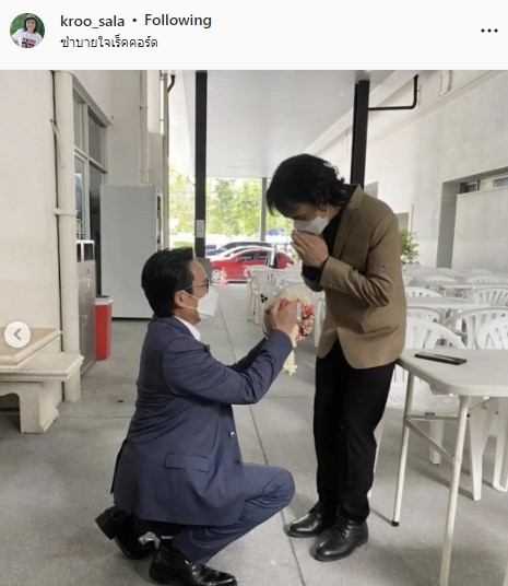 ตื้นตันจนต้องกลั้นน้ำตา ครูสลา เผยนาที พี่เบิร์ด คุกเข่ามอบพวงมาลัย