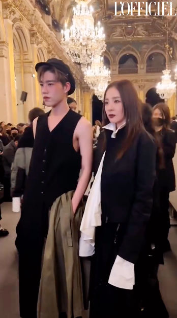 ‘พีพี กฤษฏ์ - ซานดาร่า ปาร์ค’!! กระทบไหล่ร่วมชมแฟชั่นโชว์แบรนด์หรูที่ปารีส (มีคลิป)