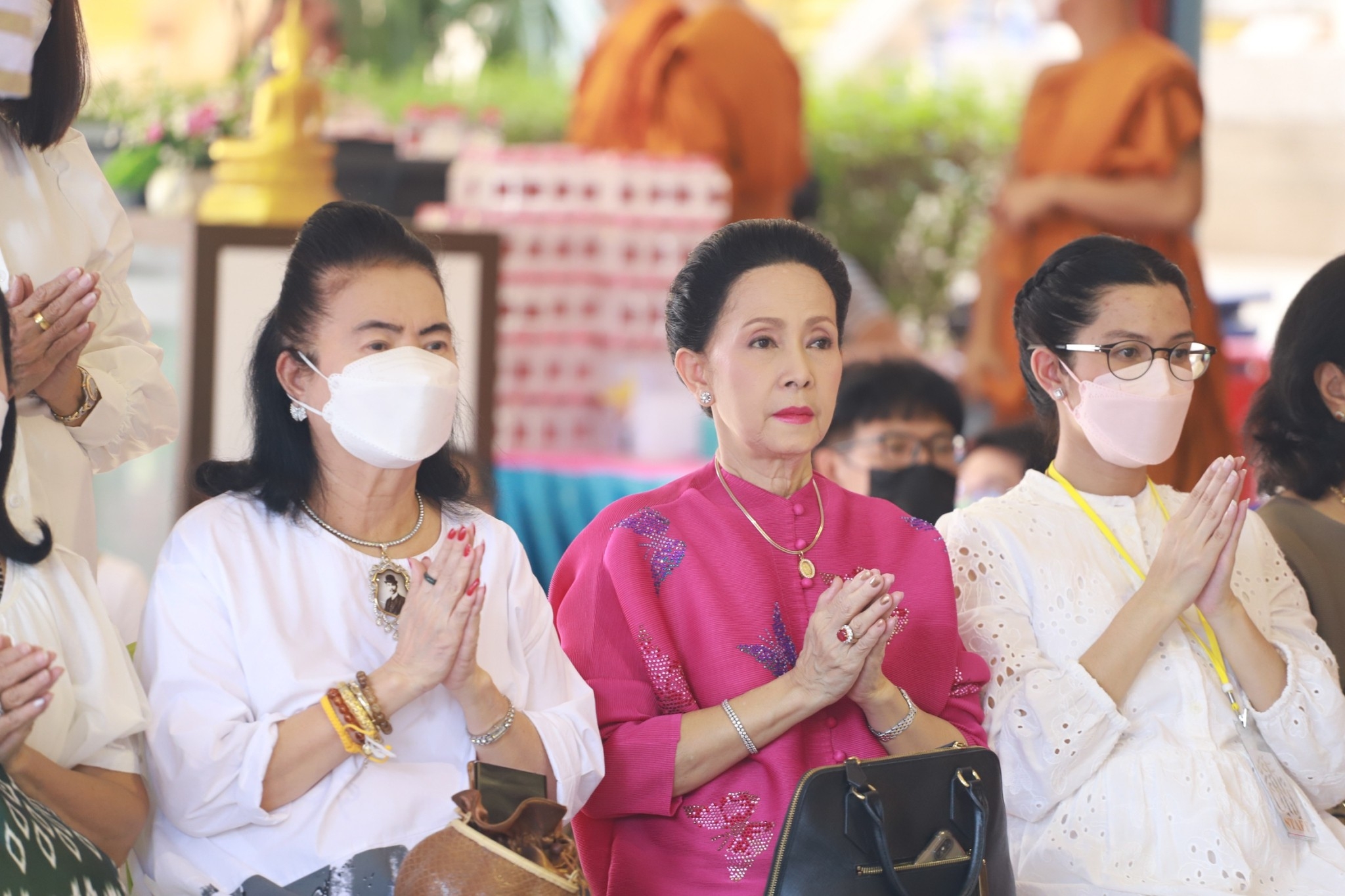 ครอบครัวทำตามความตั้งใจของ อาต้อย เศรษฐา ทำพิธีพุทธาภิเษกเหรียญเศรษฐศิลป์ ครอบครัวทำตามความตั้งใจของ อาต้อย เศรษฐา ทำพิธีพุทธาภิเษกเหรียญเศรษฐศิลป์