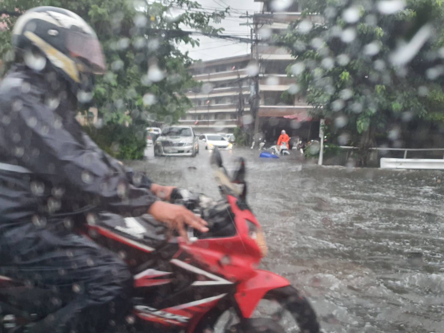 ด่วน! ฝนถล่ม-น้ำท่วม สภ.ปากเกร็ด รถจมเสียหายคัน น้ำสูงเกือบเมตร