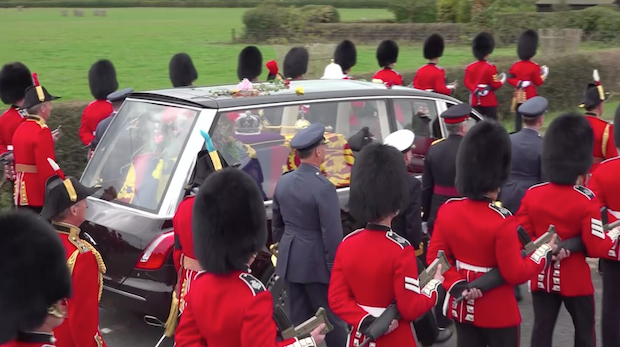 พระบรมศพ ‘ควีนเอลิซาเบธที่ 2’ ฝังเคียงข้าง ‘เจ้าชายฟิลิป’ ณ โบสถ์น้อยเซนต์จอร์จ (มีคลิป)