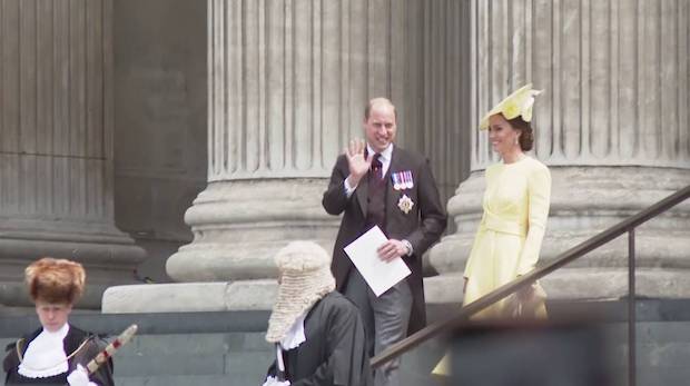 ‘แฮร์รี่ - เมแกน’ เข้าร่วม!! ฉลอง ‘ควีนเอลิซาเบธที่ 2’ ครองราชย์ครบ 70 ปี (มีคลิป) ‘แฮร์รี่ - เมแกน’ เข้าร่วม!! ฉลอง ‘ควีนเอลิซาเบธที่ 2’ ครองราชย์ครบ 70 ปี (มีคลิป)