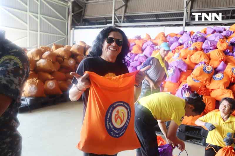 จีเอ็มเอ็ม แกรมมี่ รวมน้ำใจสู้ภัยน้ำท่วม นำศิลปิน ร่วมเป็นอาสาสมัครบรรจุถุงยังชีพพระราชทานมูลนิธิอาสาเพื่อนพึ่ง (ภาฯ) ยามยาก สภากาชาดไทย จีเอ็มเอ็ม แกรมมี่ รวมน้ำใจสู้ภัยน้ำท่วม นำศิลปิน ร่วมเป็นอาสาสมัครบรรจุถุงยังชีพพระราชทานมูลนิธิอาสาเพื่อนพึ่ง (ภาฯ) ยามยาก สภากาชาดไทย