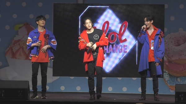 แฟนคลับแห่ประมูลรูป “บาส-คิมม่อน-คอปเตอร์” ได้ยอดนับแสน (มีคลิป) แฟนคลับแห่ประมูลรูป “บาส-คิมม่อน-คอปเตอร์” ได้ยอดนับแสน (มีคลิป)