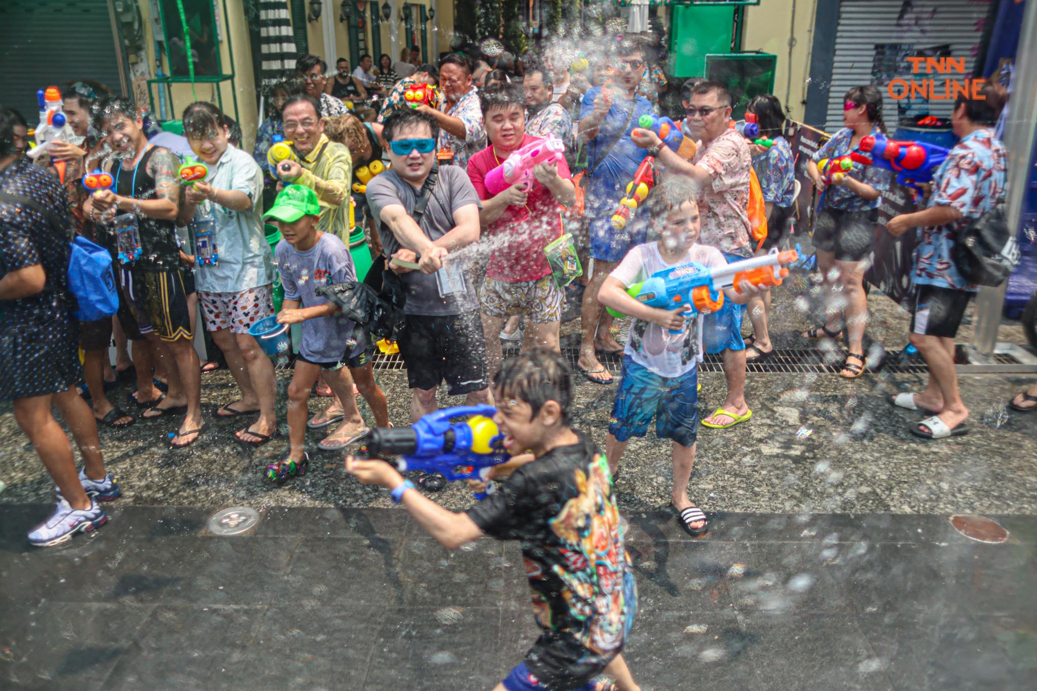 เริ่มแล้วสงกรานต์ข้าวสาร นทท.เล่นสาดน้ำกันคึกคัก เริ่มแล้วสงกรานต์ข้าวสาร นทท.เล่นสาดน้ำกันคึกคัก