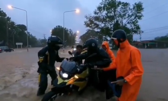 ภูริ หิรัญพฤกษ์ เผยคลิประทึกนาทีฝ่าน้ำป่าเชี่ยวกราดที่วิเชียรบุรี