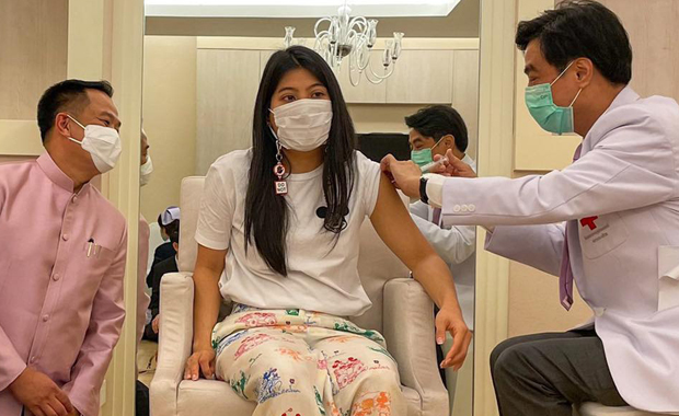 เจ้าฟ้าสิริวัณณวรีฯ ทรงรับการฉีดวัคซีนโควิดของแอสตราเซนเนกา