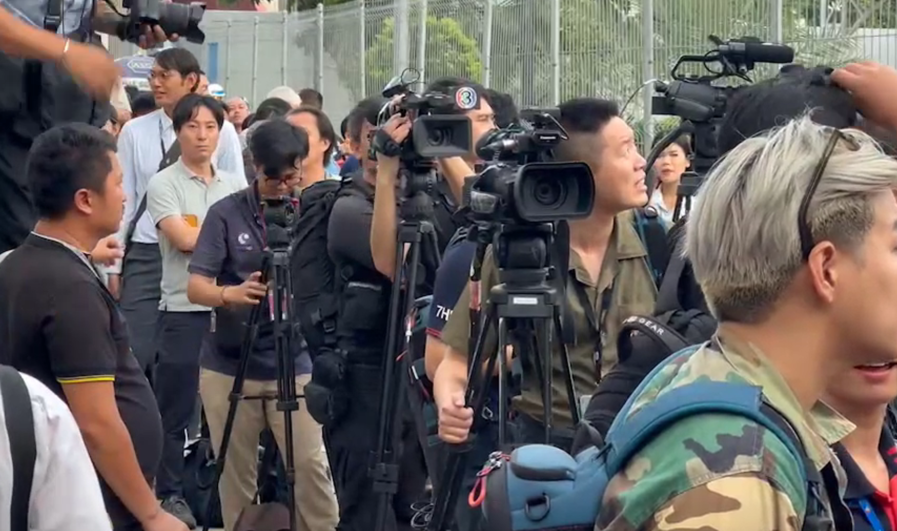 “ทักษิณกลับไทย” เปิดภาพบรรยากาศล่าสุด!สนามบินดอนเมือง สื่อเกาะติด