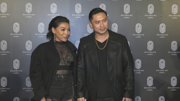 แฮปปี้แฟนสายฝ.“ดา เอ็นโดรฟิน” ควงเปิดค่ายเพลง (มีคลิป) แฮปปี้แฟนสายฝ.“ดา เอ็นโดรฟิน” ควงเปิดค่ายเพลง (มีคลิป)