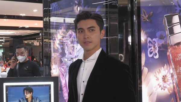 ภณ ณวัสน์  ยิ้มรับถูกมองเคมีสาธารณะ หากแฟนคลับฟินก็ยินดี   (มีคลิป)