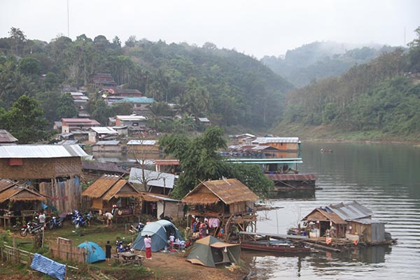 เปิดภาพนทท.เต็มสะพานไม้สังขละบุรี คาดเงินสะพัด 10 ล้าน เปิดภาพนทท.เต็มสะพานไม้สังขละบุรี คาดเงินสะพัด 10 ล้าน