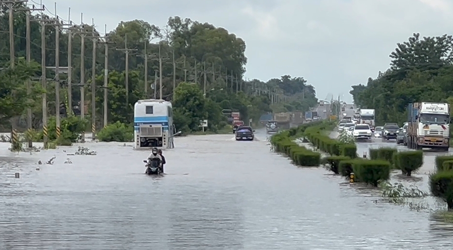 ถ.มิตรภาพ จมน้ำ! หลังเจอฝนตกหนัก รถทัวร์-รถบรรทุก เสียหายหลายคัน ถ.มิตรภาพ จมน้ำ! หลังเจอฝนตกหนัก รถทัวร์-รถบรรทุก เสียหายหลายคัน
