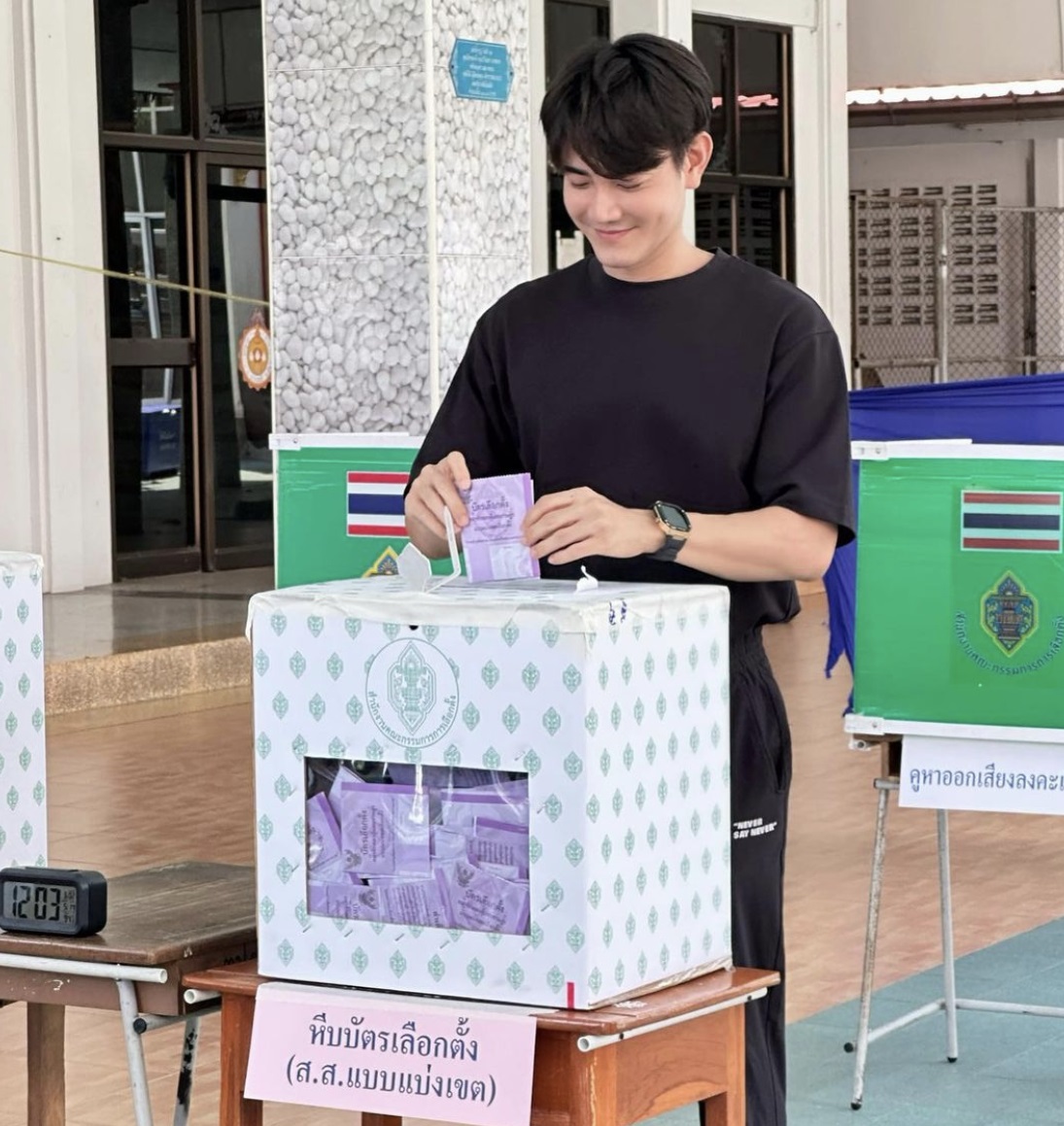 เลือกตั้ง 2566 ประมวลภาพ คนบันเทิง ใช้สิทธิเลือกตั้งช่วงบ่าย