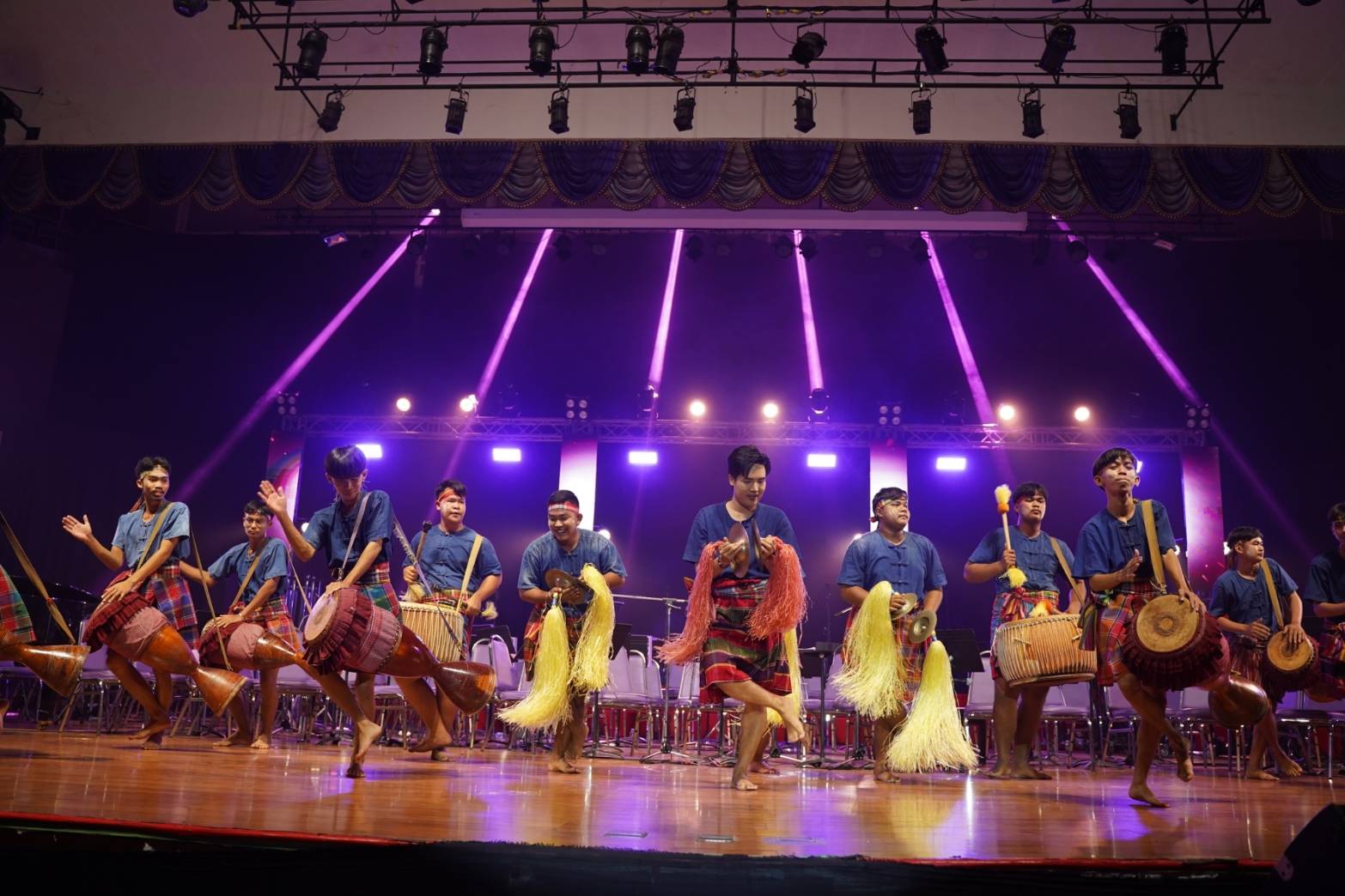ลำเพลิน วงศกร สานฝันสำเร็จ นำดนตรีสากลอีสานผสมผสานวงออเครสตร้า โชว์ออกมาได้อย่างลงตัว​