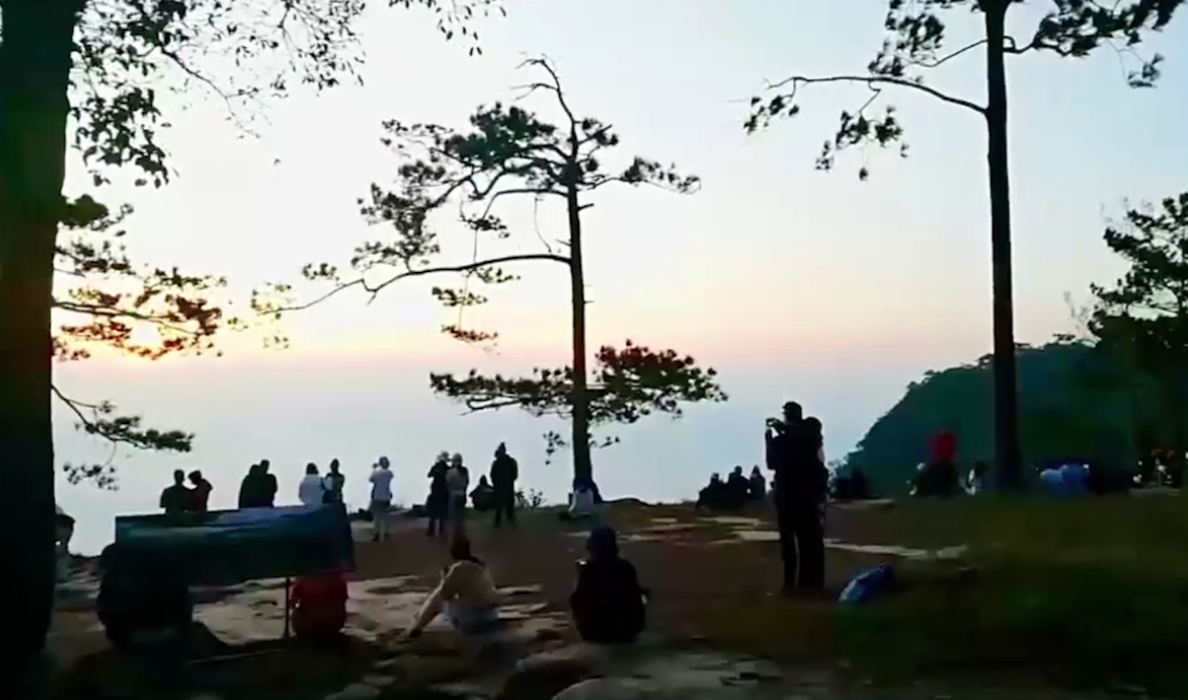 เที่ยวภูกระดึง อุณหภูมิลดเหลือ 12 องศาฯใกล้เลขตัวเดียว นทท.หนาวฟิน