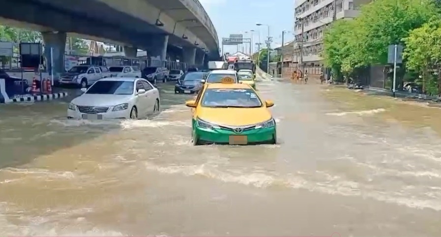 แยกพระราม 5 สาหัส! น้ำท่วมสูงรถผ่านไม่ได้ จนท.ปิดจราจรชั่วคราว