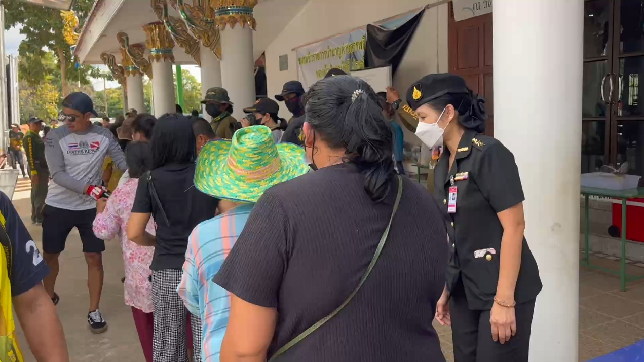 มทบ.22 - ร่วมกตัญญู คืนความสุขให้ชาวอุบล ขณะที่ บิณฑ์ เดินหน้ามอบเงินเยียวยาต่อเนื่อง