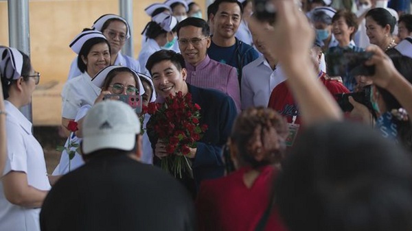 “โตโน่” ส่งมอบอุปกรณ์การแพทย์มูลค่ากว่า 100 ล้านบาท  (มีคลิป)