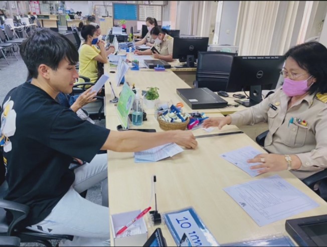ณเดชน์ คูกิกิยะ คนแห่มุงทั้งสำนักงานเขต หลังมาติดต่อทำทะเบียนบ้านใหม่