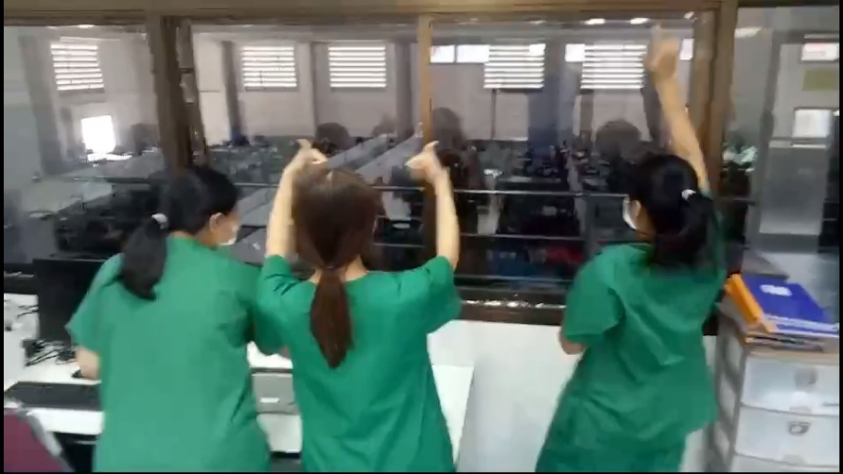 โซเชียลแห่แชร์! หมอ-พยาบาล-คนไข้ เต้นยับสู้โควิด โซเชียลแห่แชร์! หมอ-พยาบาล-คนไข้ เต้นยับสู้โควิด