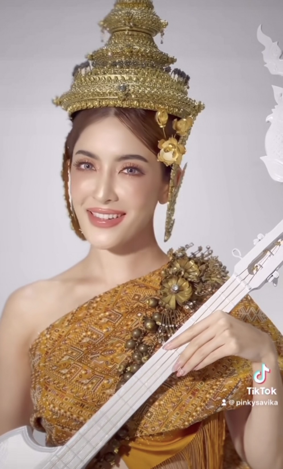 ตะลึง!พิ้งกี้ สาวิกา เเปลงโฉมใส่ชุดไทย ต้อนรับเทศกาลสงกรานต์ 