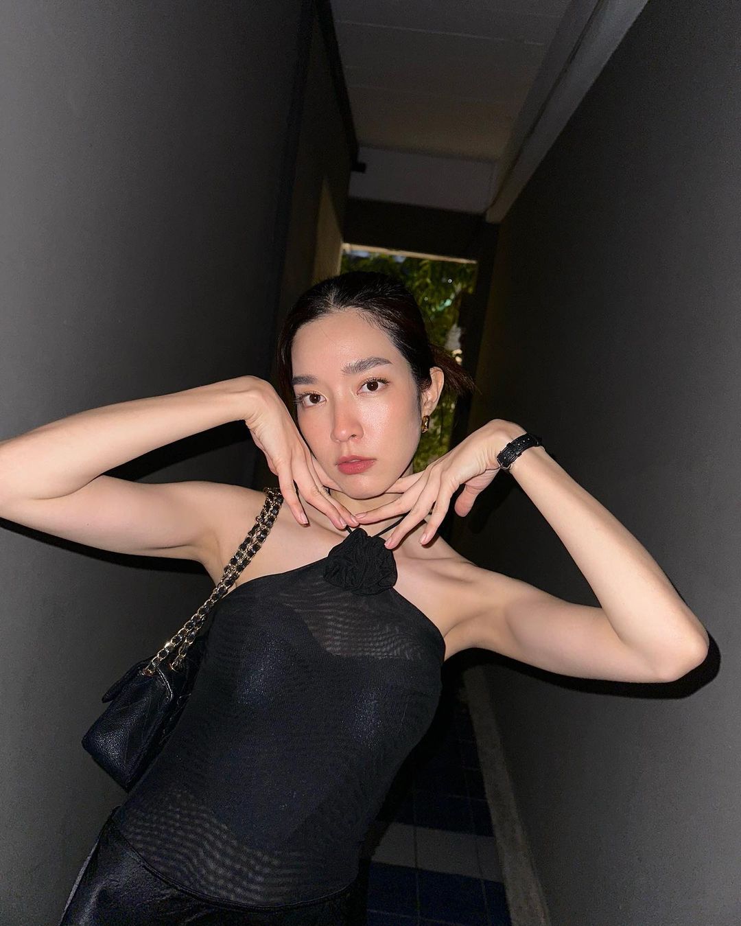 เจอเรื่องให้ต้องเหวี่ยง โม มนชนก ฉะคนเข็นรถเข็นบังท้ายรถ แต่ชาวเน็ตคอมเมนต์เห็นต่าง