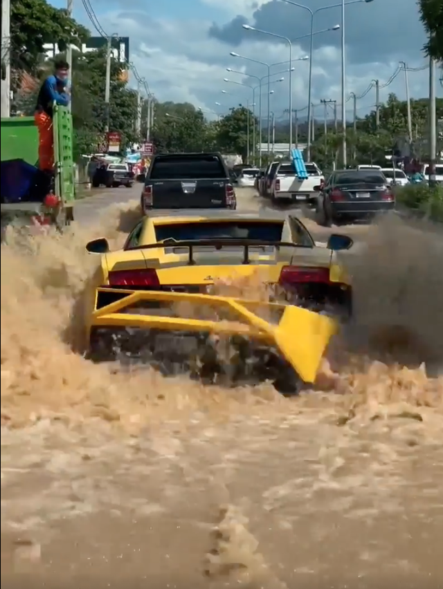 น้ำท่วมเชียงใหม่! ชาวเน็ตแชร์ 'ลัมโบร์กีนี' ใจถึงขับรถลุยไม่แคร์ระดับน้ำ น้ำท่วมเชียงใหม่! ชาวเน็ตแชร์ 'ลัมโบร์กีนี' ใจถึงขับรถลุยไม่แคร์ระดับน้ำ