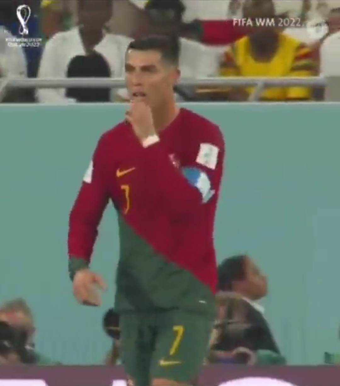 ควักกระฉ่อนโลก! แฟนบอลสงสัย “Ronaldo” หยิบอะไรมากิน ควักกระฉ่อนโลก! แฟนบอลสงสัย “Ronaldo” หยิบอะไรมากิน