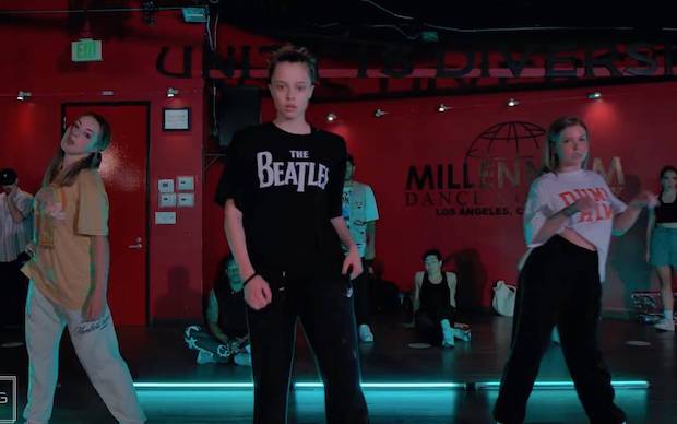 เป็นสาวแล้ว เต้นเก่งด้วย!! ‘ไชโลห์’ ลูกสาวของ ‘แบรด พิตต์ - แองเจลิน่า โจลี่’ (มีคลิป) เป็นสาวแล้ว เต้นเก่งด้วย!! ‘ไชโลห์’ ลูกสาวของ ‘แบรด พิตต์ - แองเจลิน่า โจลี่’ (มีคลิป)