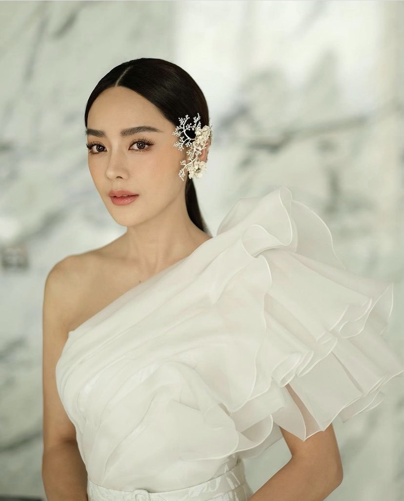 บรรยากาศสุดชื่นมื่น ปุยฝ้าย ควง ตาม เข้าพิธีหมั้น ครอบครัว-เพื่อนแห่ยินดี