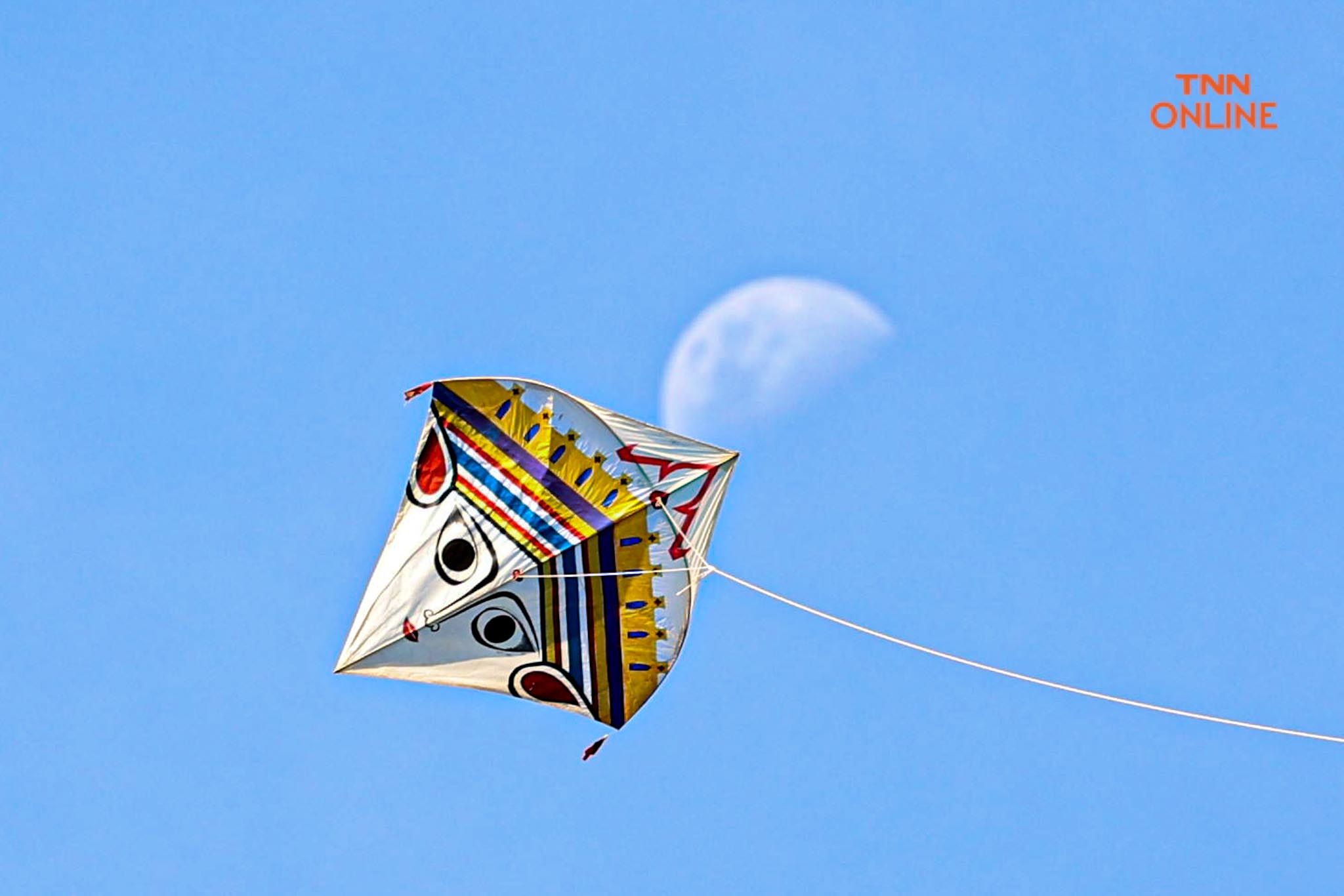 นทท.สนุกสุดเหวี่ยง เล่นว่าวริมแม่น้ำเจ้าพระยา