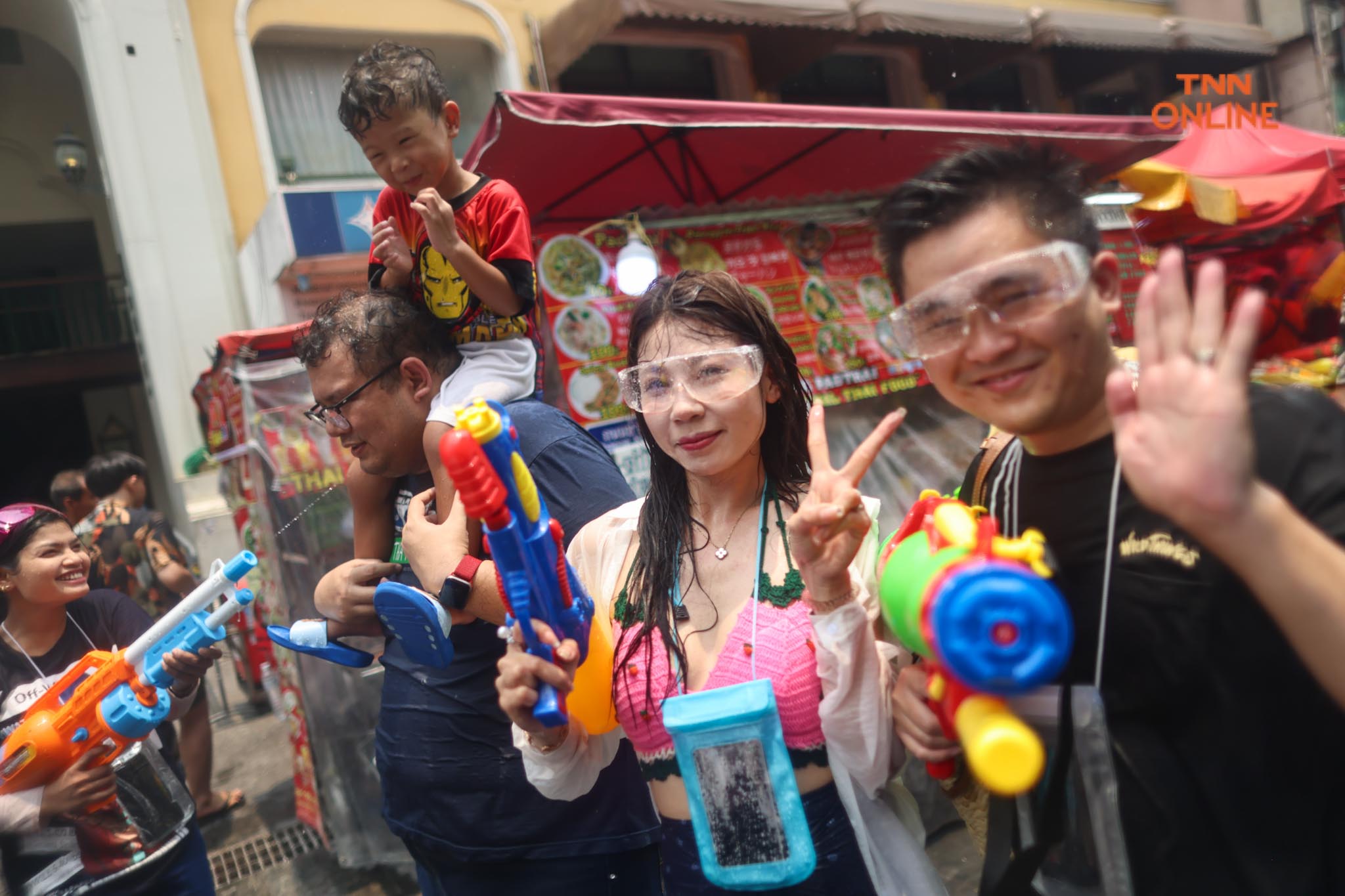 เริ่มแล้วสงกรานต์ข้าวสาร นทท.เล่นสาดน้ำกันคึกคัก เริ่มแล้วสงกรานต์ข้าวสาร นทท.เล่นสาดน้ำกันคึกคัก