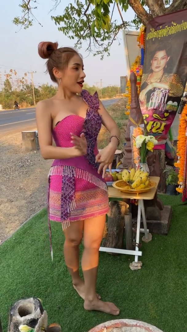 นุช วิลาวัลย์ ร้องเพลง รำถวาย แม่ฮันนี่ ศรีอีสาน เกิดเหตุการณ์ชวนขนลุก นุช วิลาวัลย์ ร้องเพลง รำถวาย แม่ฮันนี่ ศรีอีสาน เกิดเหตุการณ์ชวนขนลุก