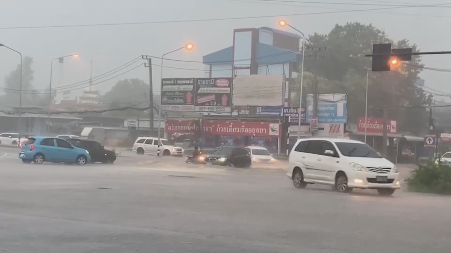 ฝนถล่มโคราช! น้ำท่วมหลายพื้นที่ บางจุดเกือบท่วมล้อรถยนต์ รถเล็กสัญจรลำบาก 