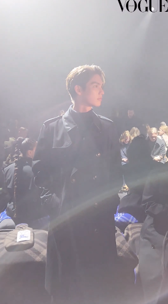 หล่อปังระดับโลก!! ประมวลลุค 'ไบร์ท วชิรวิชญ์' ประชันซุปตาร์โลก ชมแฟชั่นโชว์ลอนดอน หล่อปังระดับโลก!! ประมวลลุค 'ไบร์ท วชิรวิชญ์' ประชันซุปตาร์โลก ชมแฟชั่นโชว์ลอนดอน