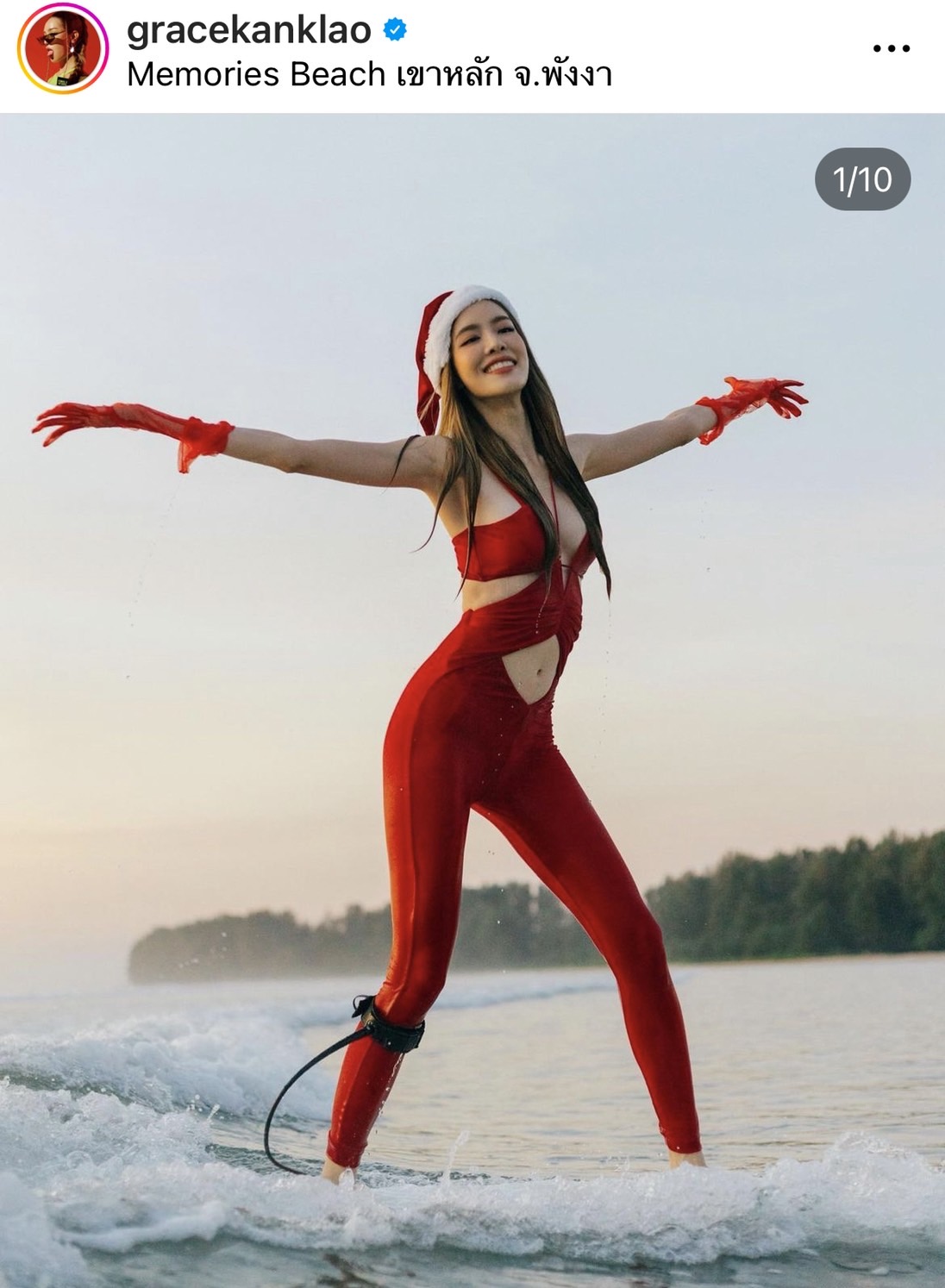 แซมมี่ - เกรซ จัดชุดซานตี้พร้อมโชว์ลีลาเด็ดบนเซิร์ฟบอร์ด 