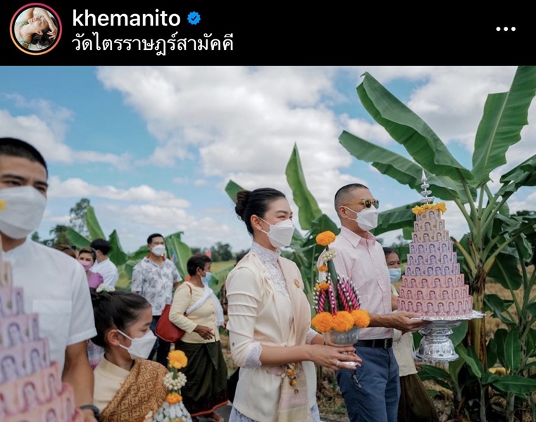 แพนเค้ก ควงสารวัตรหมี พร้อมครอบครัวทำบุญกฐิน สวมชุดไทยล้างห้องน้ำวัด