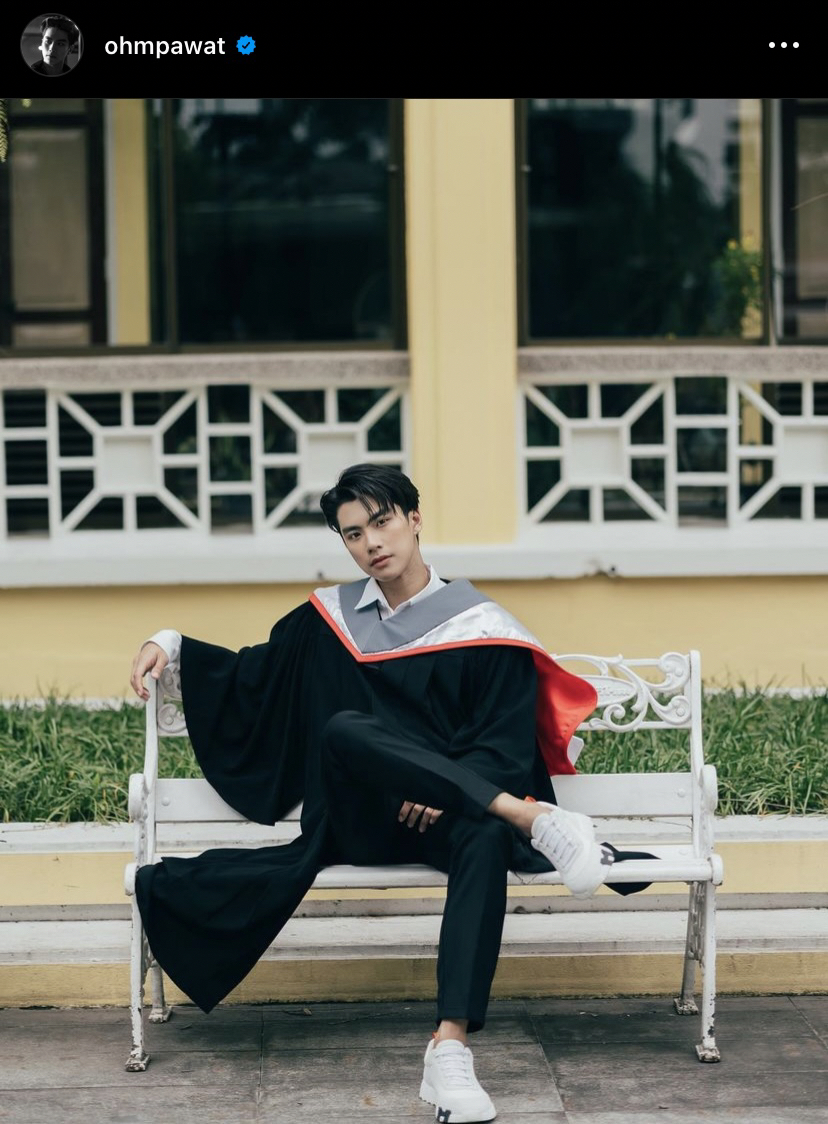 น้ำตารื้น โอม ภวัต ปริ่มใจถอยรถหรูป้ายแดงตอบแทนพระคุณพ่อ-แม่ หลังเรียนจบ