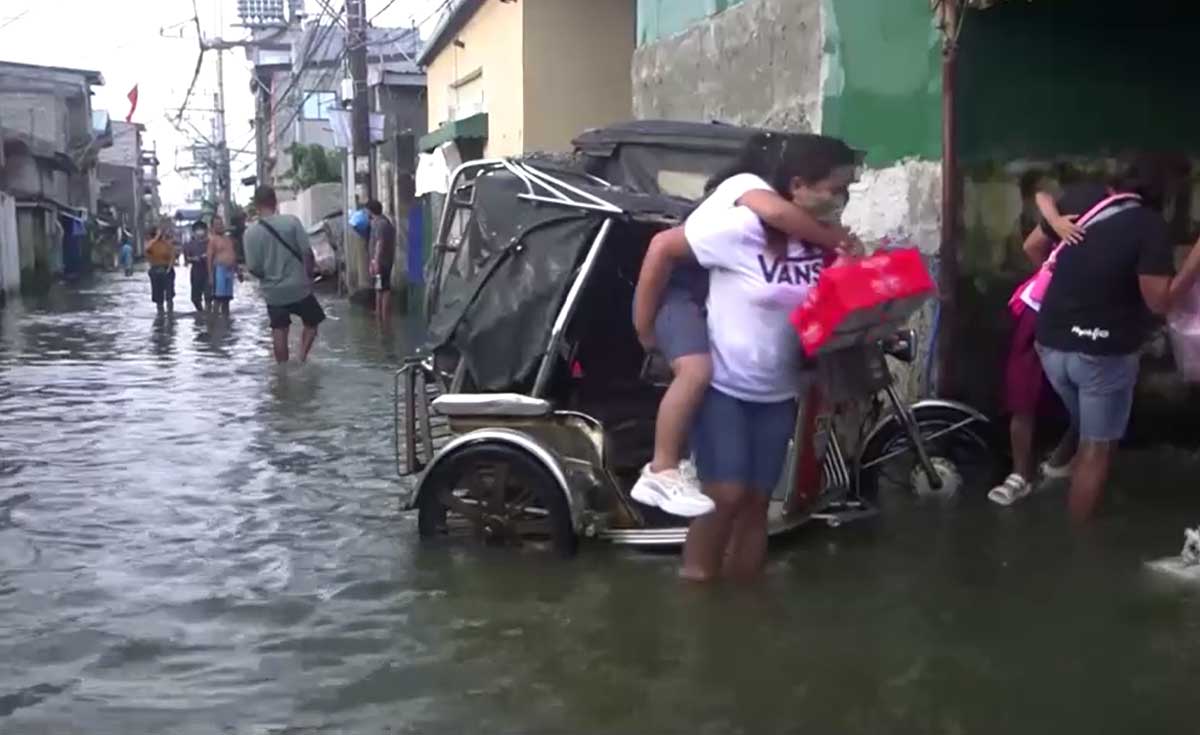 มอเตอร์ไซค์ยกสูงสู้น้ำท่วมในฟิลิปปินส์ มอเตอร์ไซค์ยกสูงสู้น้ำท่วมในฟิลิปปินส์