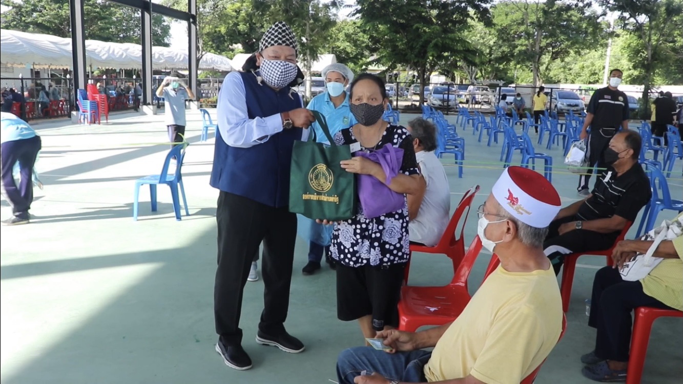 เร่งฉีดวัคซีนชุมชนท่าอิฐ หลังพบติดเชื้อโควิดนับพันราย