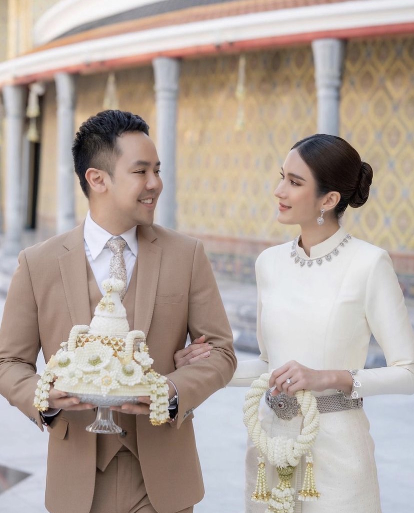 มงคลชีวิต เนย ปภาดา ควงว่าที่เจ้าบ่าวเข้ารับพระราชทานน้ำพระพุทธมนต์ มงคลชีวิต เนย ปภาดา ควงว่าที่เจ้าบ่าวเข้ารับพระราชทานน้ำพระพุทธมนต์