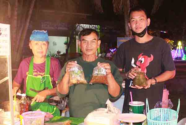 ฮือฮา! เจ้าของเพลงดัง “ฉันทนาที่รัก-รักข้ามคลอง” ผันตัวขายลาบ-ก้อย สู้โควิด ฮือฮา! เจ้าของเพลงดัง “ฉันทนาที่รัก-รักข้ามคลอง” ผันตัวขายลาบ-ก้อย สู้โควิด