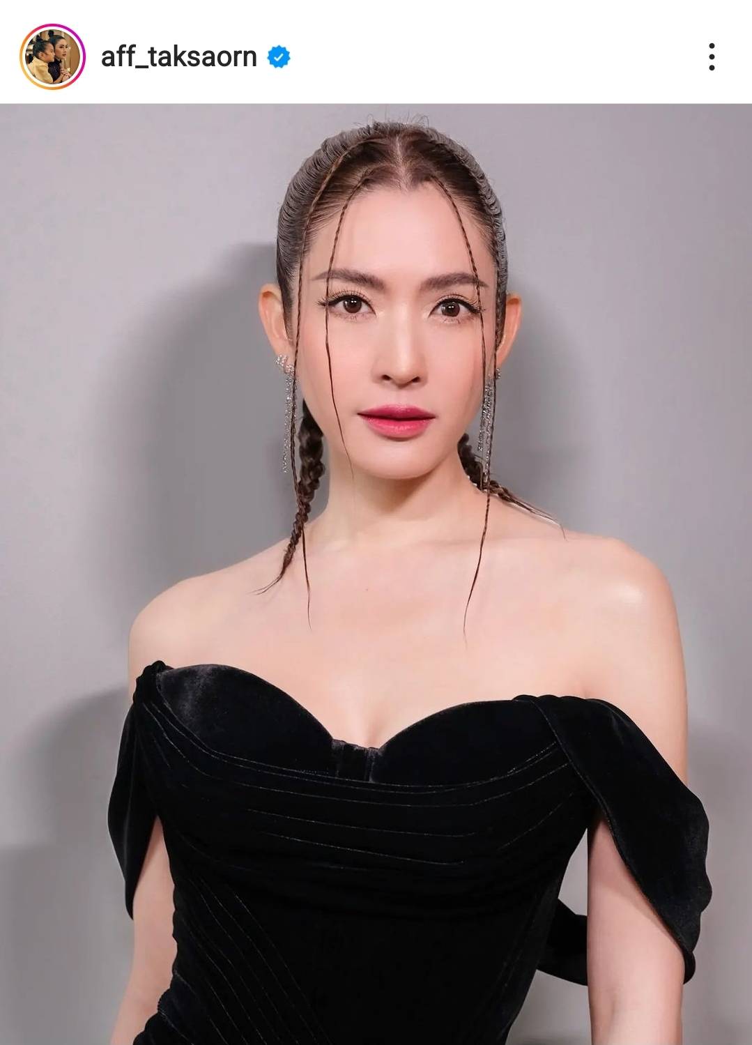 แอฟ ทักษอร ถูกแซวหนัก หลัง 3 พระเอกหนุ่ม หอบดอกไม้แสดงความยินดี