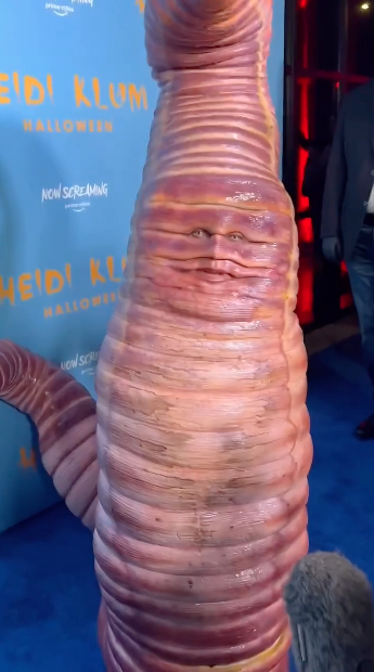 แห่แชร์ยกใหญ่!! ‘ไฮดี้ คลุม’ ลุคหนอนแอปเปิ้ลรับฮาโลวีน ‘อีลอน มัสก์’ ร่วมปาร์ตี้ แห่แชร์ยกใหญ่!! ‘ไฮดี้ คลุม’ ลุคหนอนแอปเปิ้ลรับฮาโลวีน ‘อีลอน มัสก์’ ร่วมปาร์ตี้