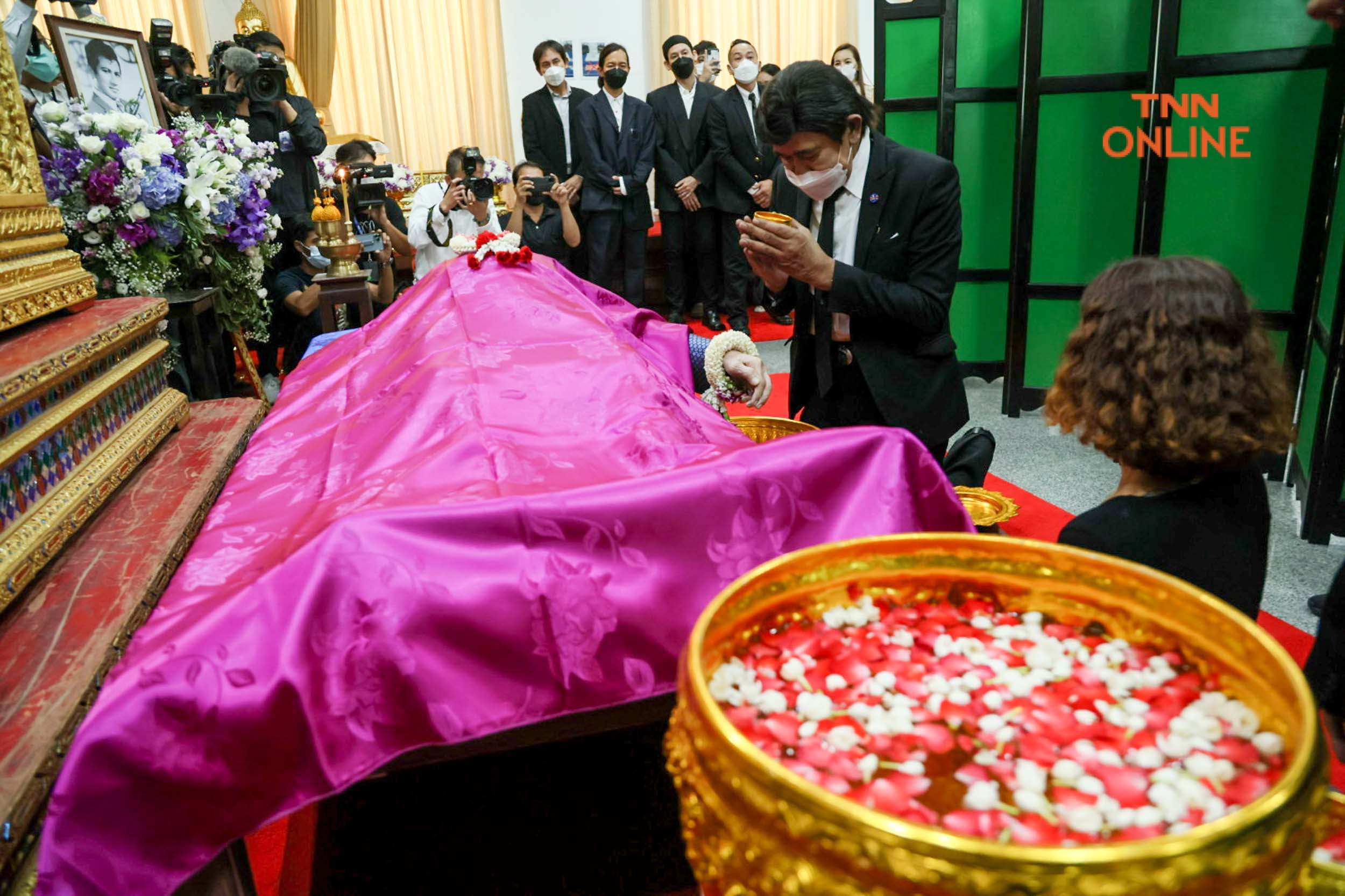 พระราชทานน้ำหลวงอาบศพ คนบันเทิงอาลัยสิ้นพระเอกตลอดกาล“สมบัติ เมทะนี” พระราชทานน้ำหลวงอาบศพ คนบันเทิงอาลัยสิ้นพระเอกตลอดกาล“สมบัติ เมทะนี”